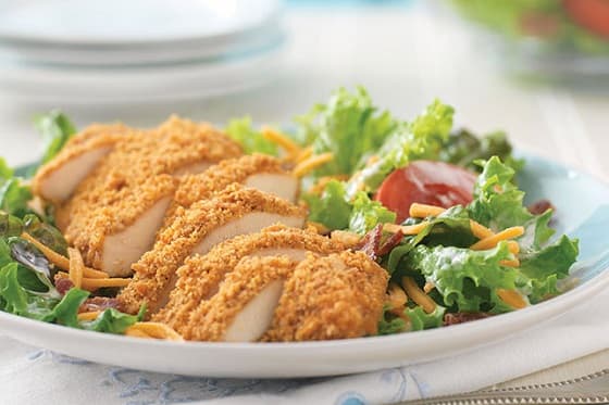 Crispy Chicken BLT Salad.Sandwich and salad worlds collide with this delicious Crispy Chicken BLT Salad!